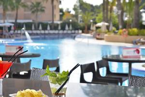 Cocktails auf einem Tisch neben dem Pool im Sol Guadalupe Hotel