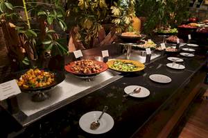 Buffettisch im Outrigger Mauritius Beach Resort mit verschiedenen Gerichten.