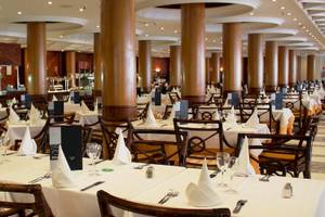 Innenbereich des Princess Inspire Tenerife Hotels mit vielen gedecketen Tischen und Stühlen.