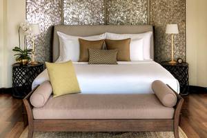 Schlafzimmer im Rayavadee Hotel mit einem großen Bett und mehreren Kissen.