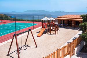 Außenbereich des Mitsis Summer Palace Beach Hotels mit Spielplatz und Tennisplatz am Meer
