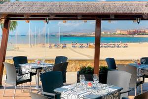Außenterrasse des Barcelo Fuerteventura Castillo Hotels mit Blick auf einen Strand