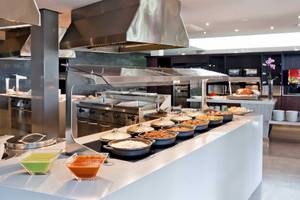 Buffetbereich des Restaurants im Barcelo Fuerteventura Castillo Hotel mit verschiedenen Gerichten.