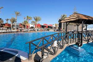 Außenpool des Barcelo Fuerteventura Castillo mit einer Brücke und Sonnenliegen