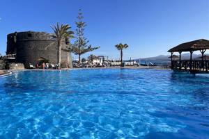 Außenpool mit Burgruine und Palmen im Barcelo Fuerteventura Castillo Hotel