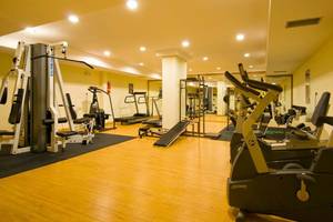 Fitnessbereich des Platanista Hotels mit verschiedenen Trainingsgeräten und Geräten.
