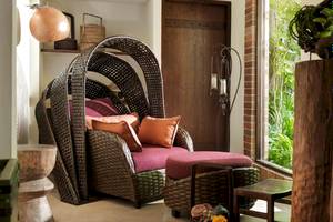 Lounge Stuhl mit Kissen im Rayavadee Hotel, umgeben von dekorativen Elementen.