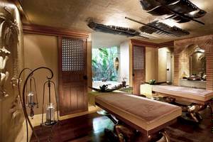 Spa-Behandlungsraum im Rayavadee Hotel mit zwei Liegen und dekorativen Elementen.