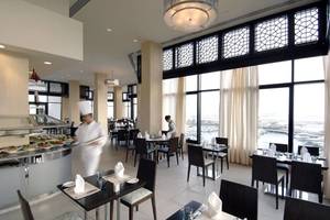Innenansicht des Restaurants im Intercontinental Hotel Abu Dhabi mit Blick auf das Meer.