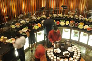 Ein Speisesaal im Intercontinental Abu Dhabi mit verschiedenen Gerichten an einem Buffet.