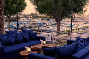Terrasse des Intercontinental Abu Dhabi mit Blick auf einen Hafen voller Boote