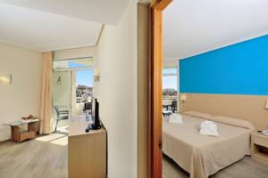 Zimmer im Alexandre Hotel Troya mit Blick auf einen Balkon und einer Terrasse.