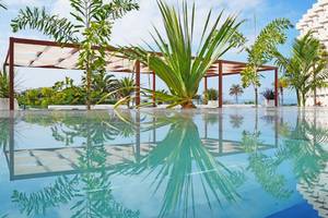 Poolbereich des Alexandre Hotel Troya mit Pergolen und Pflanzen