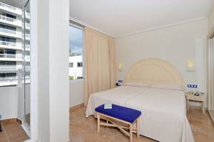 Doppelbett-Zimmer im Alexandre Hotel Troya mit Balkon und Stadtblick.