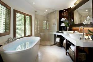 Badezimmer im Rayavadee Hotel mit Badewanne, Dusche und Waschbecken.