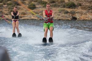 Zwei Personen beim Wasserski-Fahren im Candia Park Village.