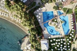 Luftaufnahme des Candia Park Village Hotels mit Pools und Strand