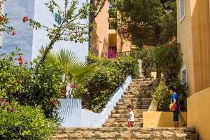 Zwei Kinder steigen die Treppe zum Candia Park Village auf.