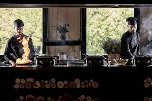 Chefs im Candia Park Village Hotel bei der Zubereitung eines Gerichtes