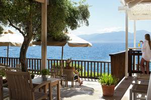 Personen auf der Terrasse des Candia Park Village mit Blick auf das Meer.