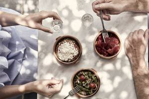 Abendessen im Hotel Candia Park Village mit verschiedenen Gerichten auf einem Tisch.