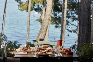 Terrasse im Candia Park Village mit Blick auf das Meer und serviertem Essen.