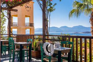 Terrasse des Candia Park Village Hotels mit Blick auf das Meer und die Berge