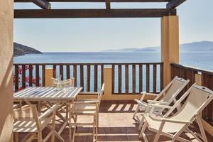 Balkon des Candia Park Village mit Blick auf das Meer und Berge.