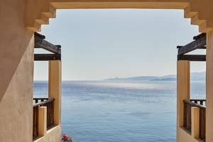 Blick vom Balkon des Candia Park Village auf das Meer und die Berge.