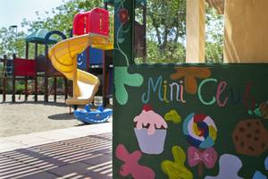Candia Park Village Mini Club mit Spielgeräten und bunten Wandmalereien.