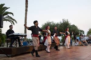 Kretan Tanz im Candia Park Village mit Musikern und Zuschauern.