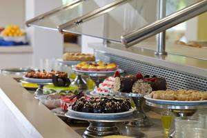 Buffet mit verschiedenen Desserts im Porto Bello Beach Hotel.
