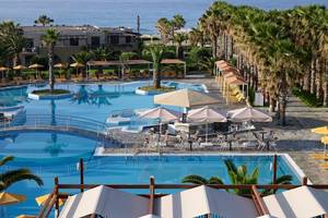 Luftaufnahme des Porto Bello Beach Hotel Schwimmbads mit Meerblick