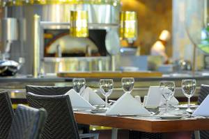 Ein elegant eingerichtetes Restaurant im Shandrani Beachcomber Resort & Spa Hotel mit gedeckten Tischen und Stühlen.