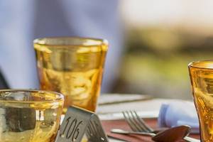 Tisch mit Glasen und Besteck im Shandrani Beachcomber Resort & Spa Hotel.