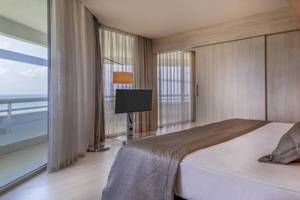 Ein elegantes Hotelzimmer im Concorde De Luxe Resort mit Meerblick, moderner Einrichtung und Komfort.