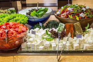 Buffetauswahl im Kalyves Beach Hotel mit Salaten, Tomaten, Feta und weiteren griechischen Spezialitäten.