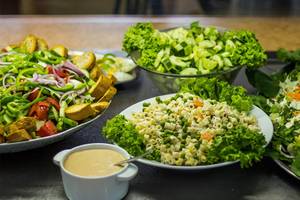 Essen im Kalyves Beach Hotel, verschiedene Salate, Nudelauflauf und Dip.