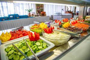 Buffettisch im Kalyves Beach Hotel mit verschiedenen Salaten und Gemüse