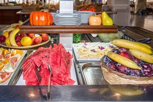 Frühstücksbuffet im Kalyves Beach Hotel mit verschiedenen Früchten und Obstsalaten.