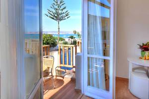 Ein Balkon des Kalyves Beach Hotels mit Blick auf den Strand und das Meer.