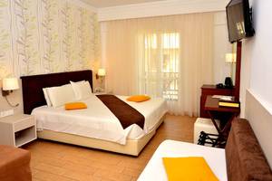 Doppelzimmer im Kalyves Beach Hotel mit zwei Betten, Fernseher und Balkon