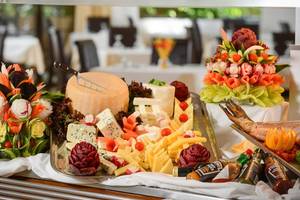 Buffetplatter mit verschiedenen Käsesorten und Gemüse im Hersonissos Maris Hotel.