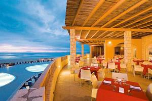 Abendessen auf der Terrasse im Occidental Boa Vista Beach Hotel mit Blick auf den Ozean.