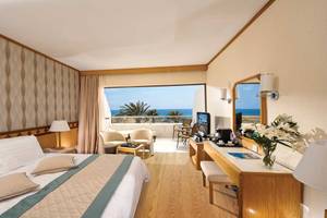 Pioneer Beach Hotel in Paphos