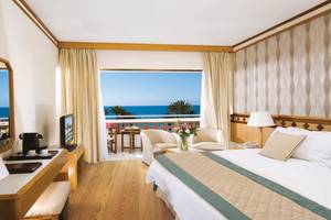 Pioneer Beach Hotel in Paphos