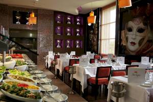 Buffet-Tisch im Restaurant des Riu Palace Peninsula Hotels mit verschiedenen Speisen.