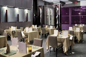 Innenansicht des Riu Palace Peninsula Restaurants mit gedeckten Tischen und Stühlen.