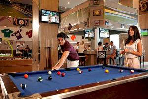 Mann spielt Billard in der Poolhalle des Riu Palace Peninsula Hotels