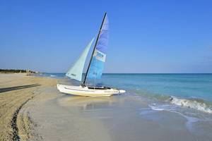 Segelboot am Strand des Melia Las Antillas Hotels, klares Wasser und blauer Himmel